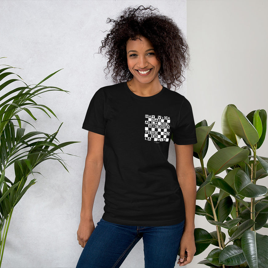 Camiseta unisex Hay vida más allá del ajedrez minimal negra